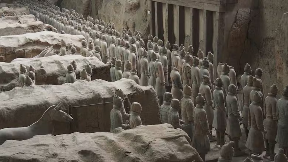 A Tumba de Qin Shi Huang, localizada em Xi’an, China, é o mausoléu do primeiro imperador da China, Qin Shi Huang, famoso por seu exército de terracota. — Foto: Reprodução/X
