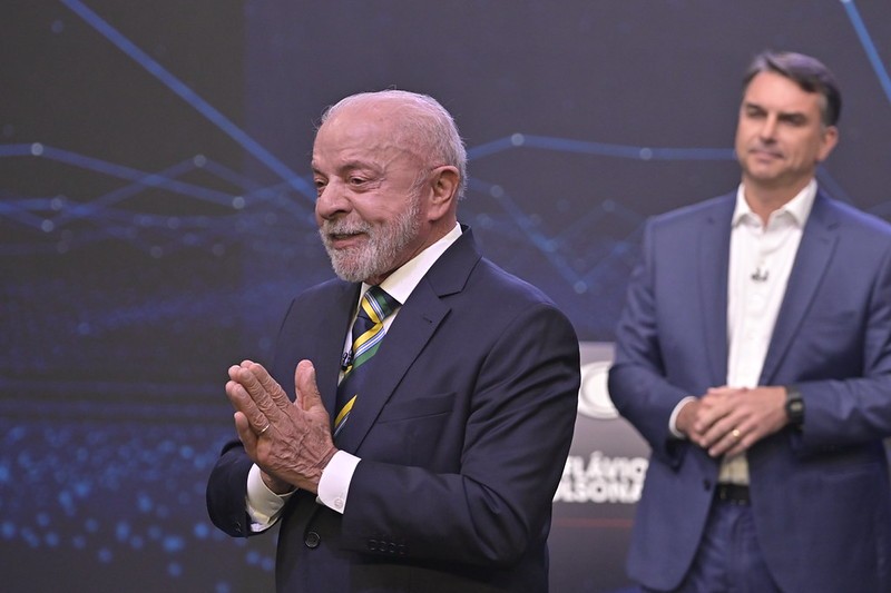 Debate: Flávio Bolsonaro se mostrou mais desenvolto, mas Lula se saiu melhor