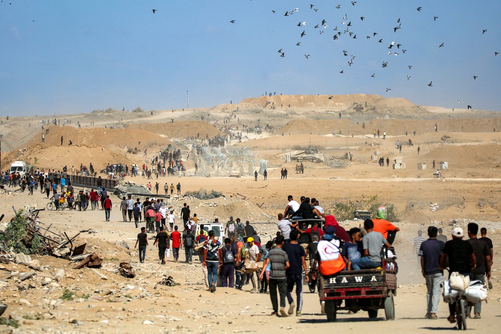 Milhares de palestinos deslocados para o sul de Gaza começam a voltar para o norte do enclave — Foto: EYAD BABA / AFP