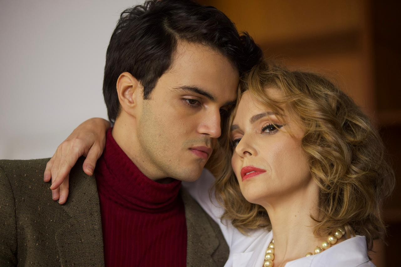 Daniel Haidar e Débora Falabella serão Walmor Chagas e Cacilda Becker em filme sobre a atriz