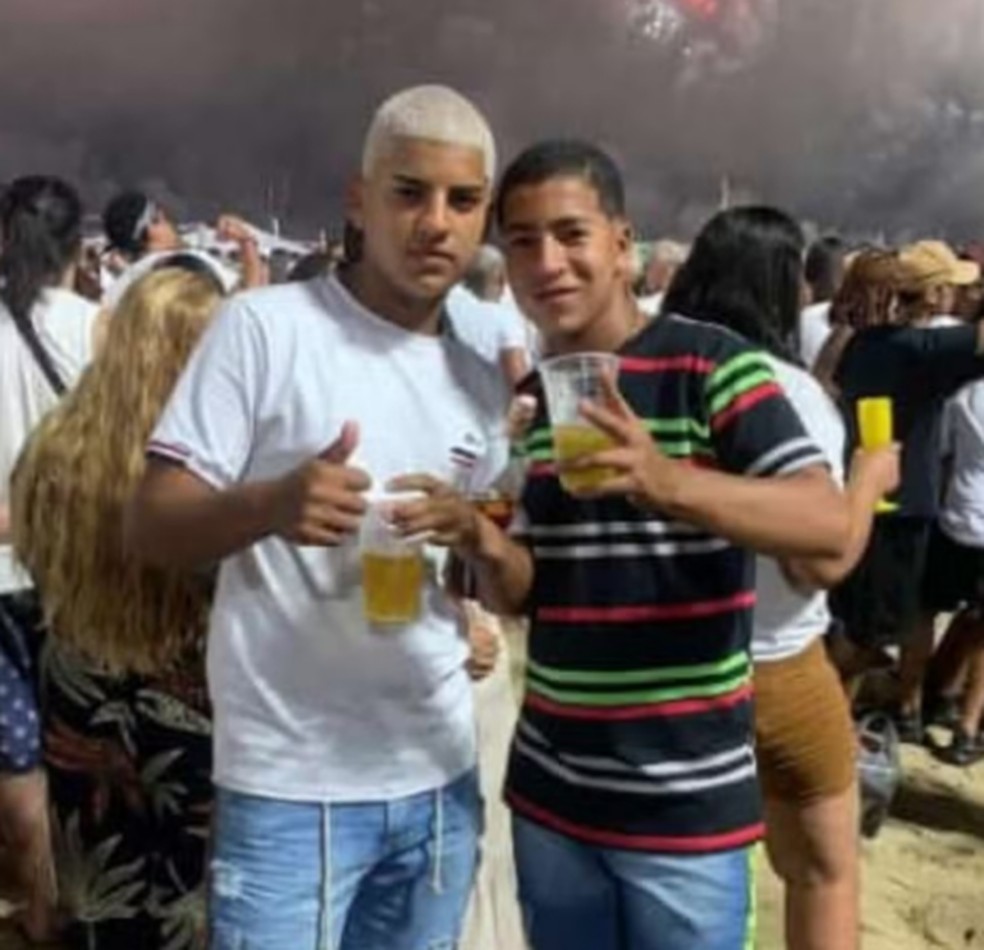 Os irmãos Everton Damião, de 18 anos, e Kauã Marinho, de 20, foram assassinados em Seropédica — Foto: Reprodução