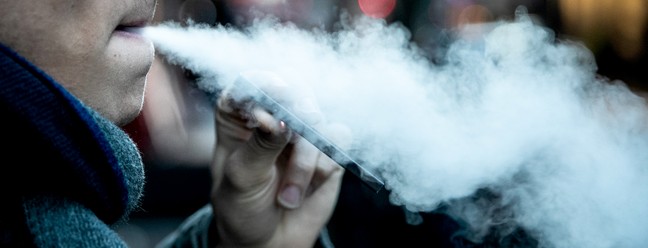 Cigarro eletrônico, que tem venda proibida no Brasil pela Anvisa, volta ao centro do debate. — Foto: Jeenah Moon/The New York Times