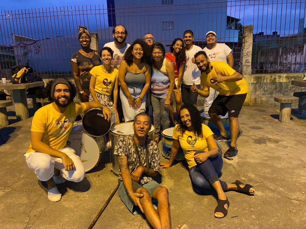 Bahia (centro, à frente) participava de oficina de percussão para pessoas em situação de rua, em Irajá — Foto: Reprodução