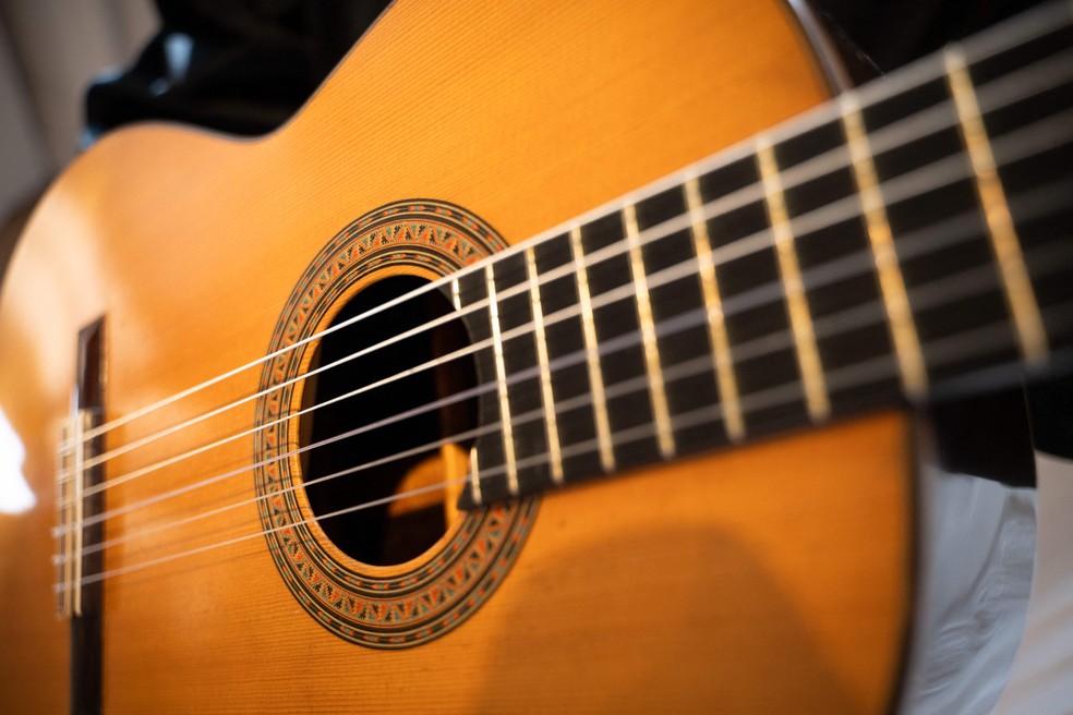 Violão feito à mão que teve composição de Villa-Lobos exclusiva para ele é arrematado por quase R$ 1 milhão — Foto: Leo Vignal/AFP