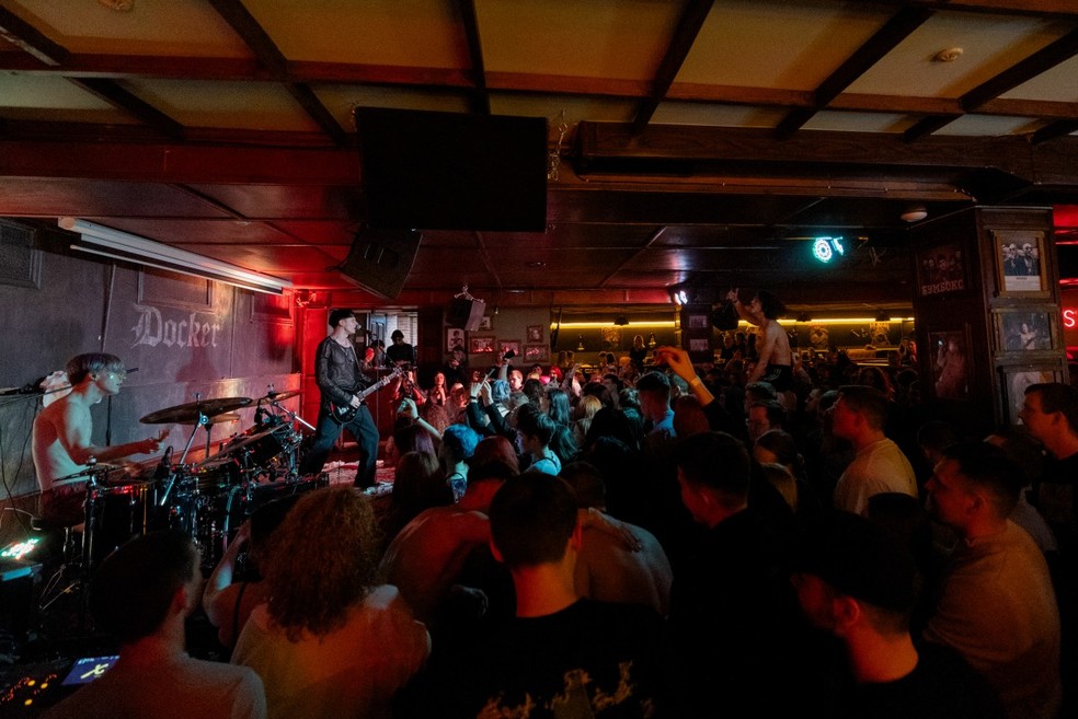 A banda de punk rock Susidy Sterpliat faz um show em um pub em Vinnytsia, em 22 de março de 2025, em meio à invasão russa da Ucrânia — Foto: TETIANA DZHAFAROVA / AFP