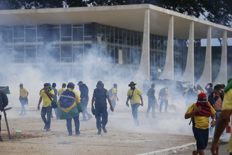Bolsonaristas atacam sede do Supremo Tribunal Federal, na Praça dos Três Poderes