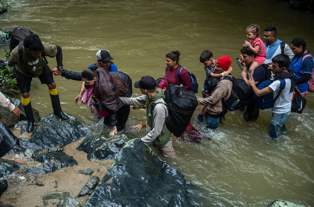 Migrantes atravessam rio na selva de Darién — Foto: Federico Rios / NYT