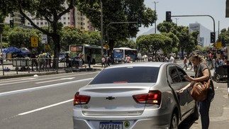 Passageiros deixam a Central do Brasil em carros de aplicativos — Foto: Gabriel de Paiva/Agência O Globo