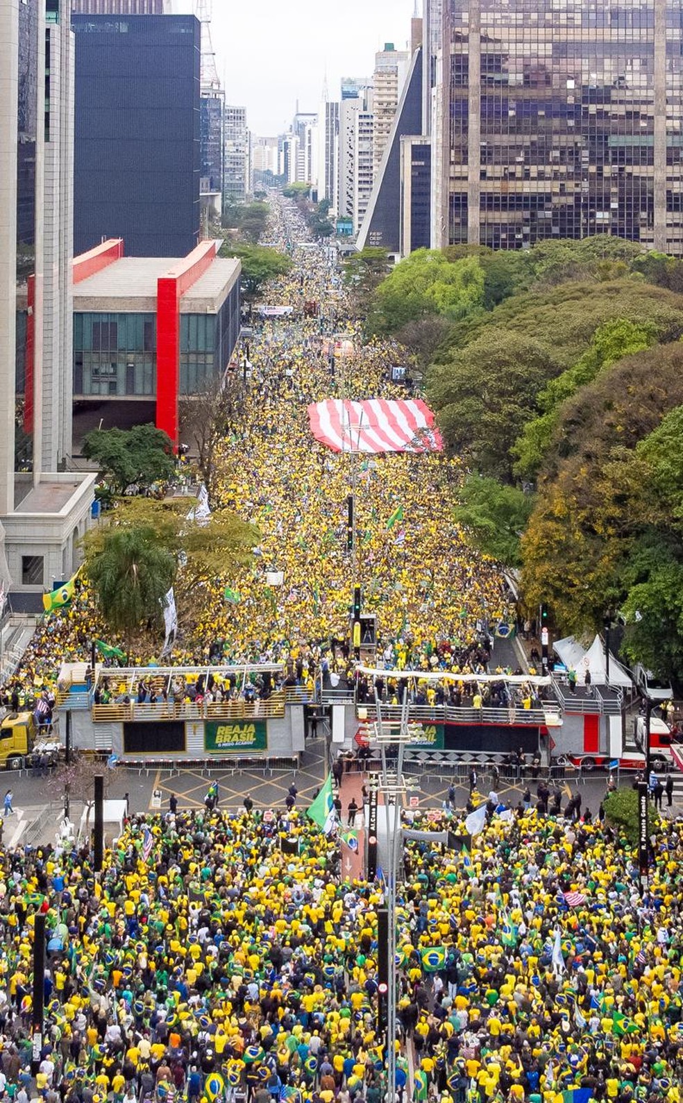 Suptestantes bolsonaristas estendembandeirãodoseua na avenida paulista, em Sao Paulo - foto: Edilson Dantas