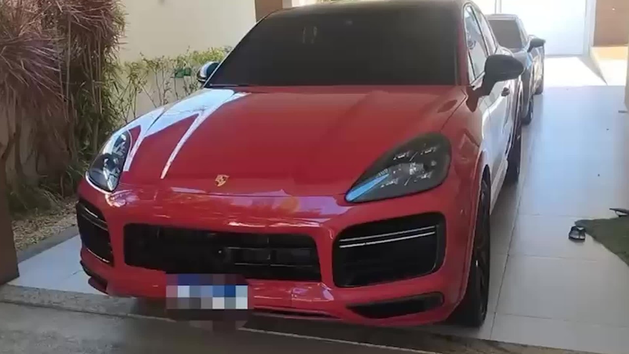 Irmã de Deolane Bezerra é investigada em operação da PF que apreendeu na Barra da Tijuca carros de luxo da marca Porsche