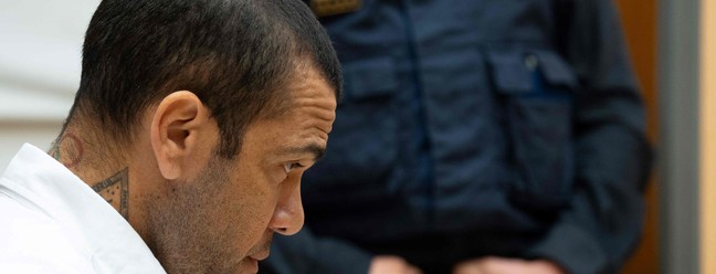 Daniel Alves é julgado por acusação de estupro na Espanha — Foto: DAVID ZORRAKINO / AFP