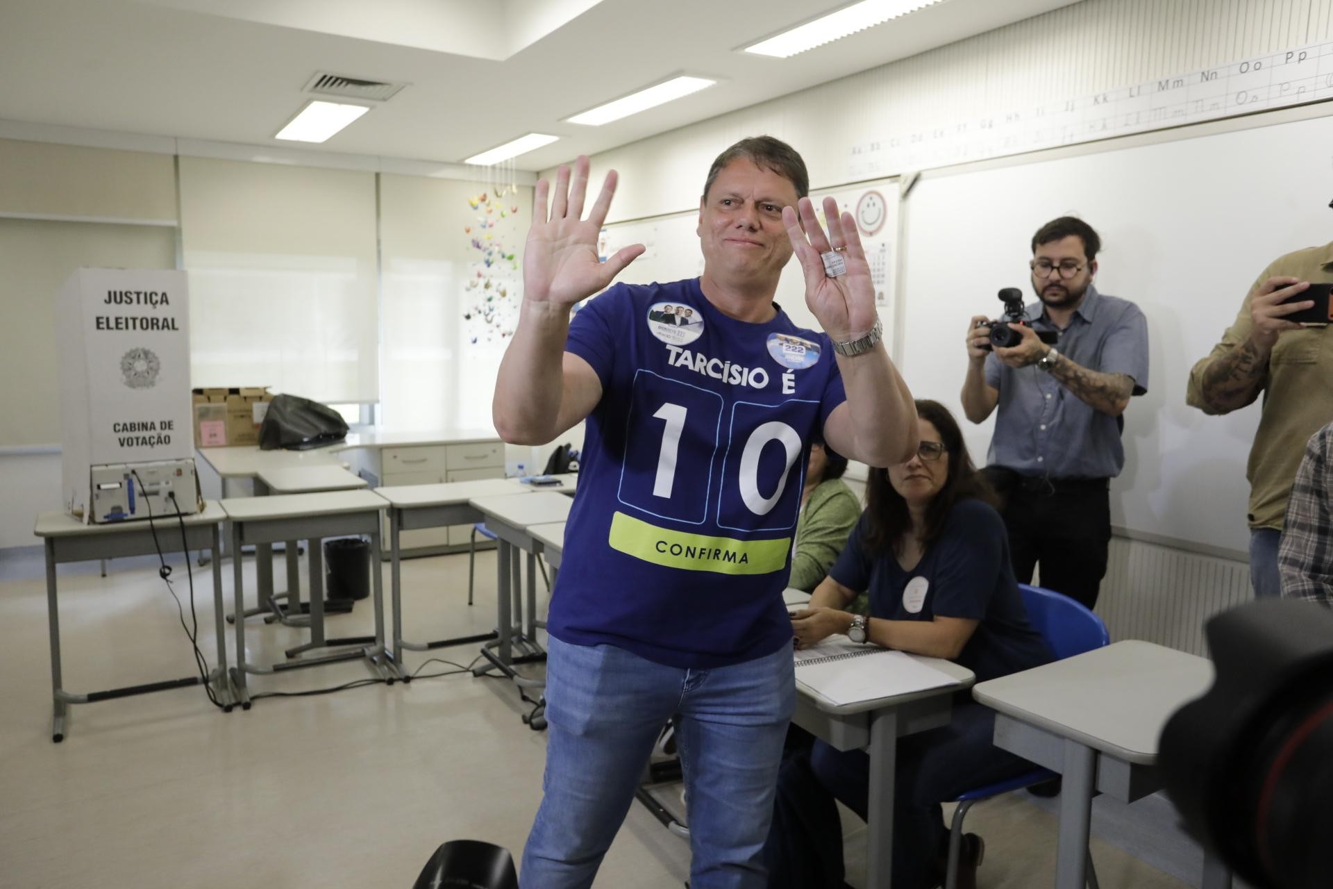 Governador Tarcísio de Freitas afirma estar otimista com votação, mas evita dizer que eleição está ganha - Foto