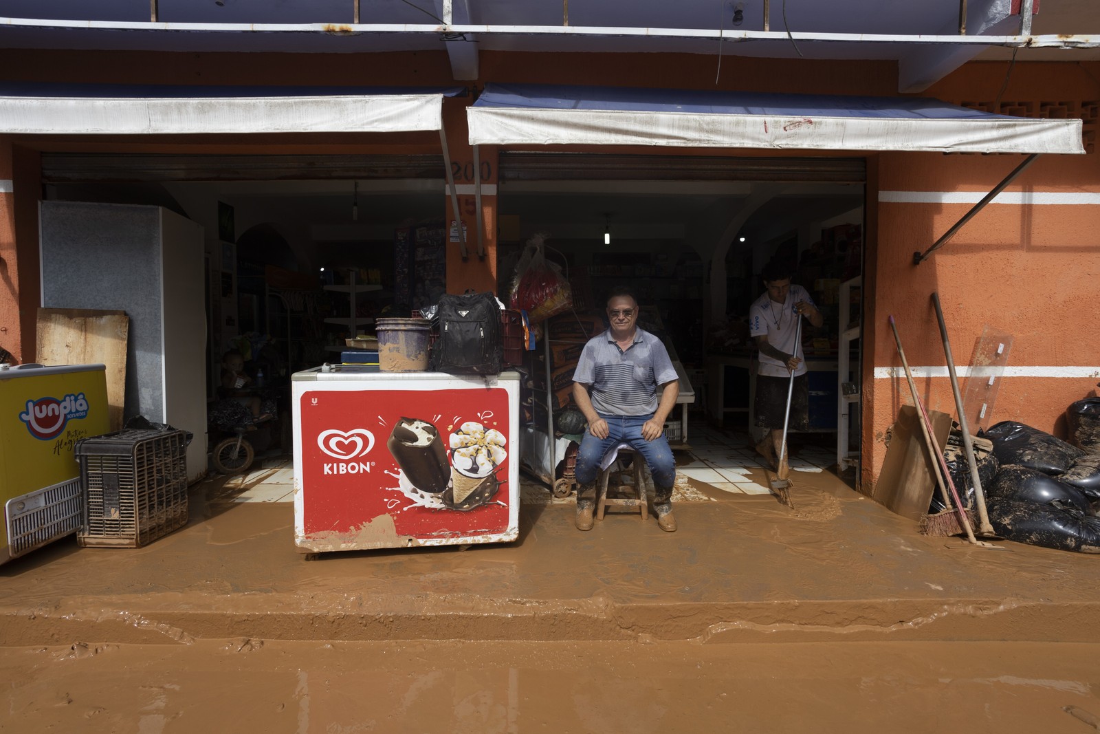 O comerciante Niconor Alves perdeu grande parte de suas mercadoria nas enchentes de São Sebastião (SP) — Foto: Maria Isabel Oliveira/ Agência O Globo.