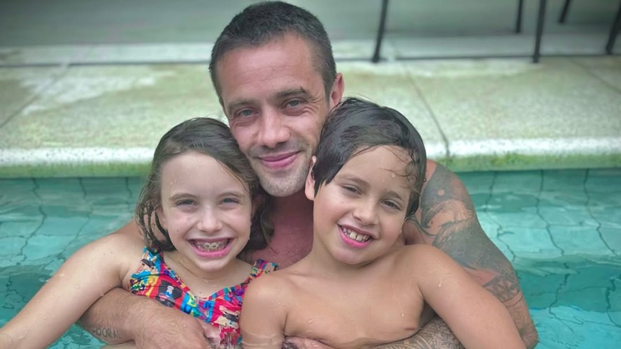 Rafael Cardoso celebra reencontro com filhos e anuncia nova fase