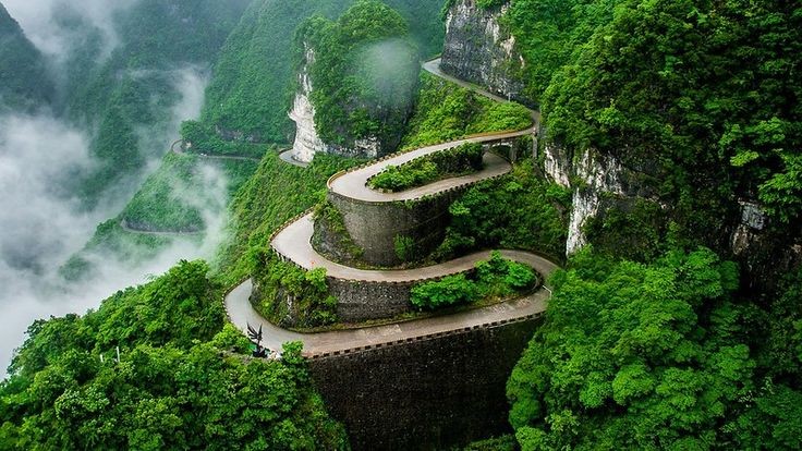 Avenida Tongtian – China: estrada sinuosa que leva ao Parque Nacional de Zhangjiajie Tianmenshan. — Foto: Reprodução/Pinterest