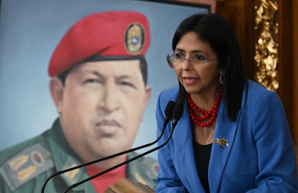 Delcy Rodríguez, vice-presidente da Venezuela, discursa diante de imagem do ex-presidente Hugo Chávez — Foto: JUAN BARRETO / AFP