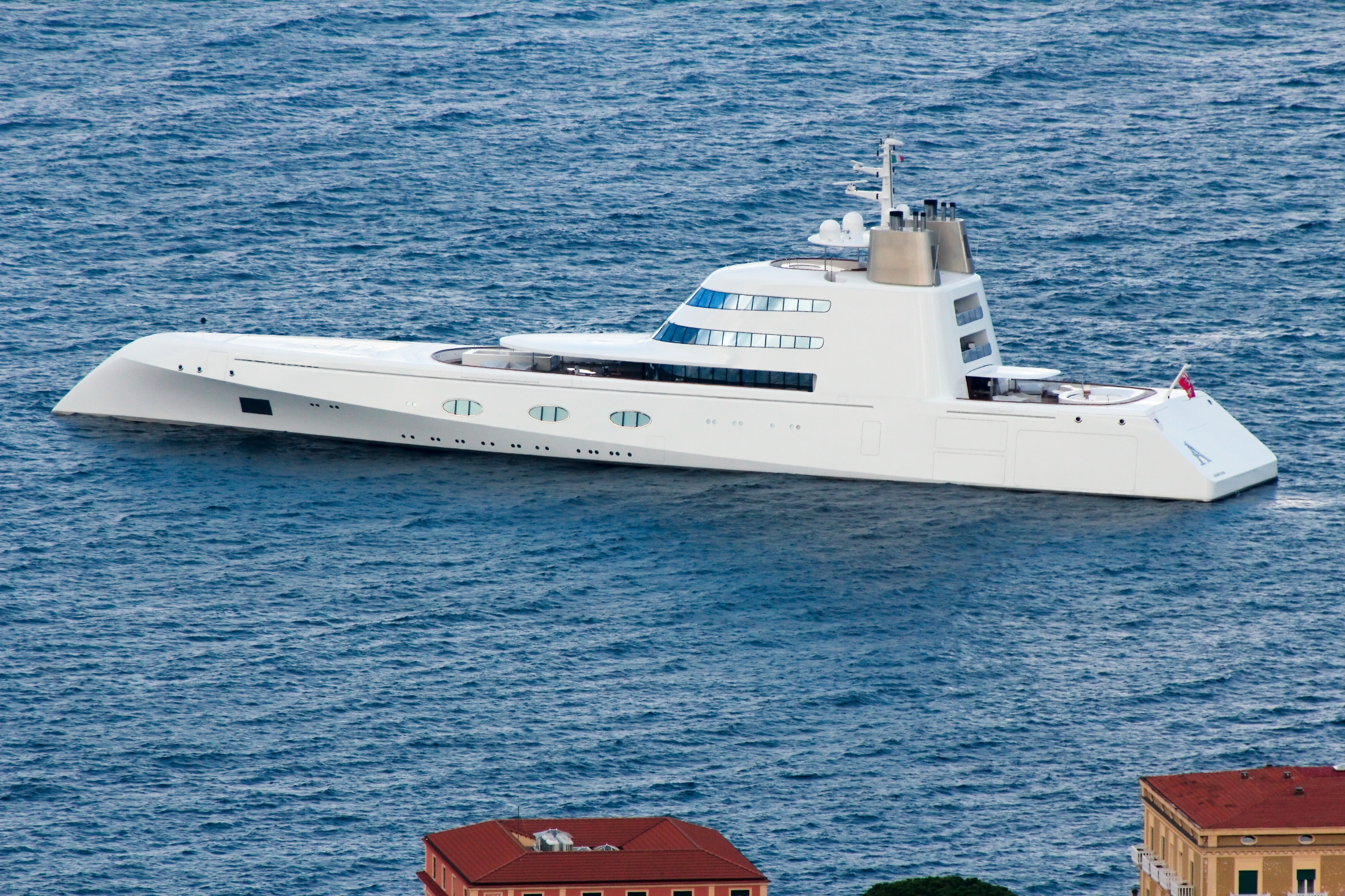 Iate futurista de bilionário russo chama atenção por design inspirado em submarino e custo milionário de manutenção; veja imagens