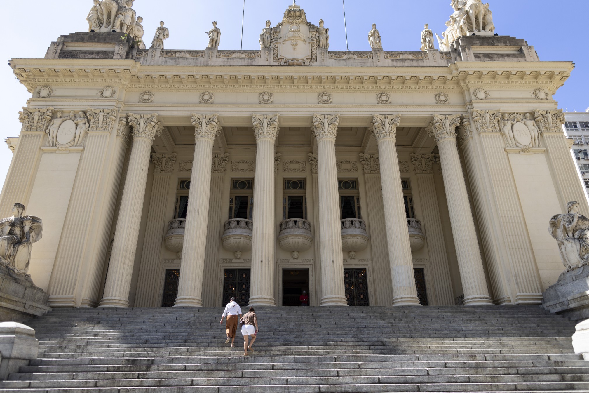 Policiais lotados no Detro faziam a segurança de deputados estaduais
