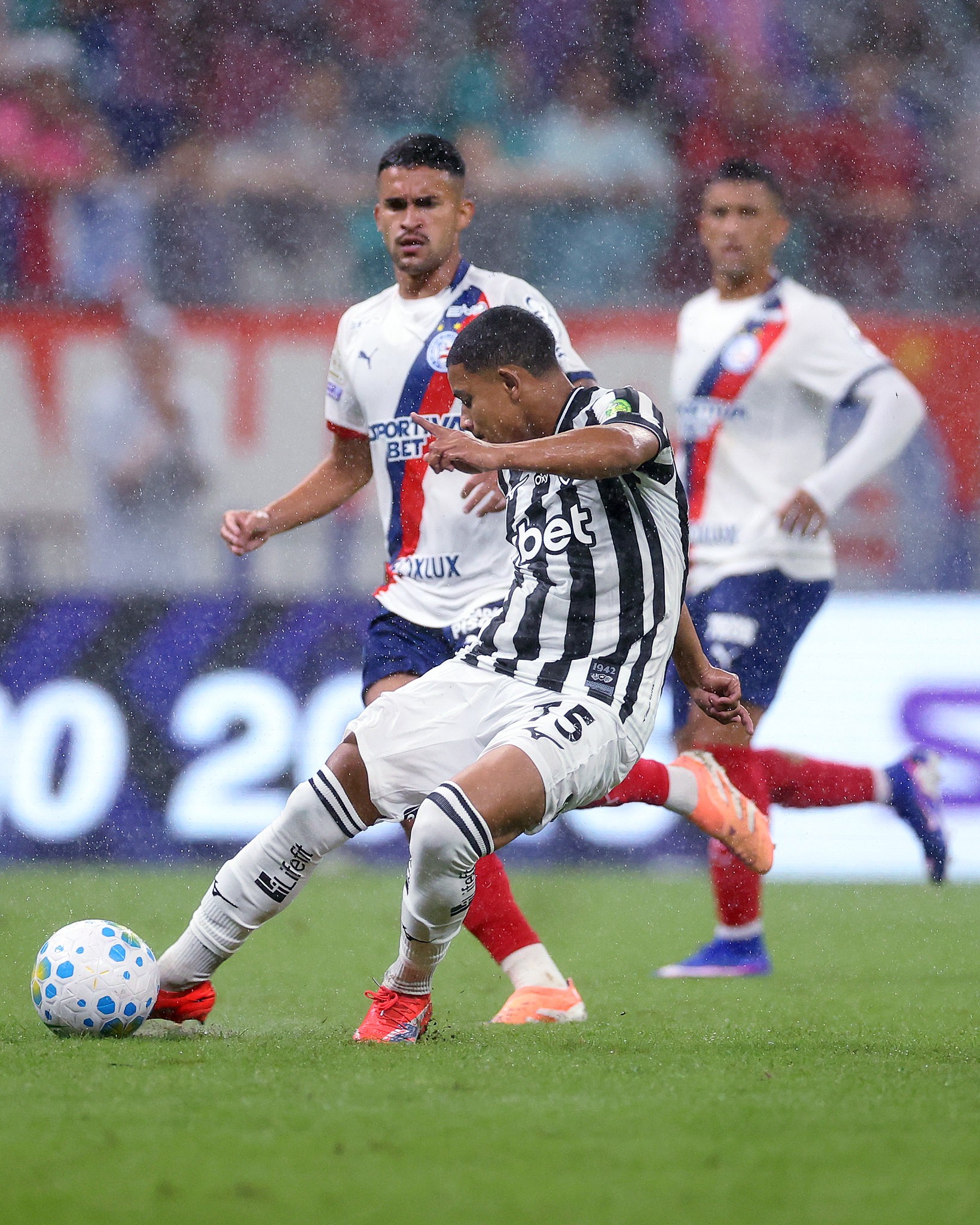 Erros bobos cobram conta do Botafogo, que merecia tarde mais feliz em derrota pra o Bahia; leia análise