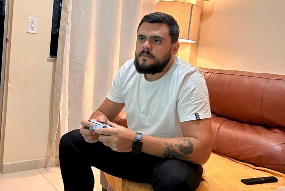 Com aumento na renda, Manuel Victor fez uma assinatura mensal de plataforma de um console de videogame — Foto: Arquivo pessoal