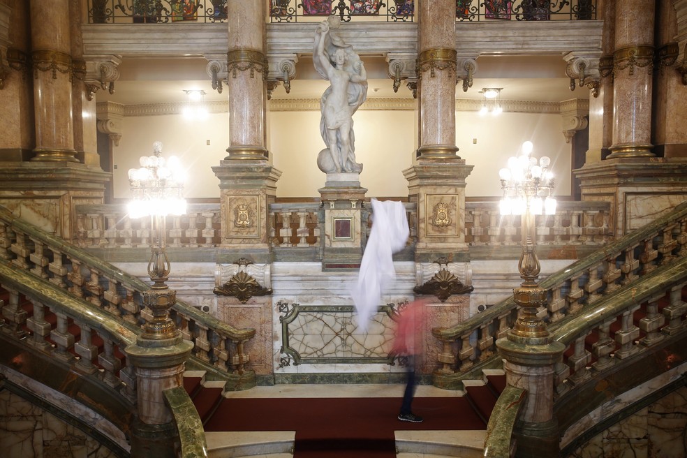 Os relatos de pessoas que juram ter visto fantasmas se deslocando dentro do Municipal ocorrem há muiitos anos — Foto: Custódio Coimbra