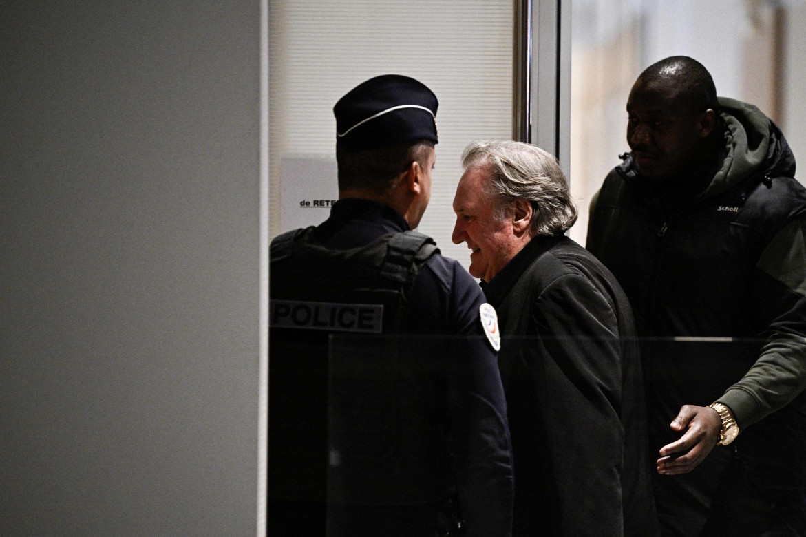 Gérard Depardieu durante o julgamento — Foto: Julien de Rosa/ AFP