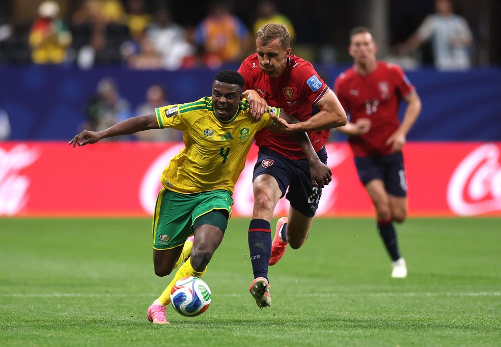 Teboho Mokoena, da África do Sul, disputa a bola com Tomas Soucek, da Tchéquia — Foto: ars Baron/Getty Images/AFP