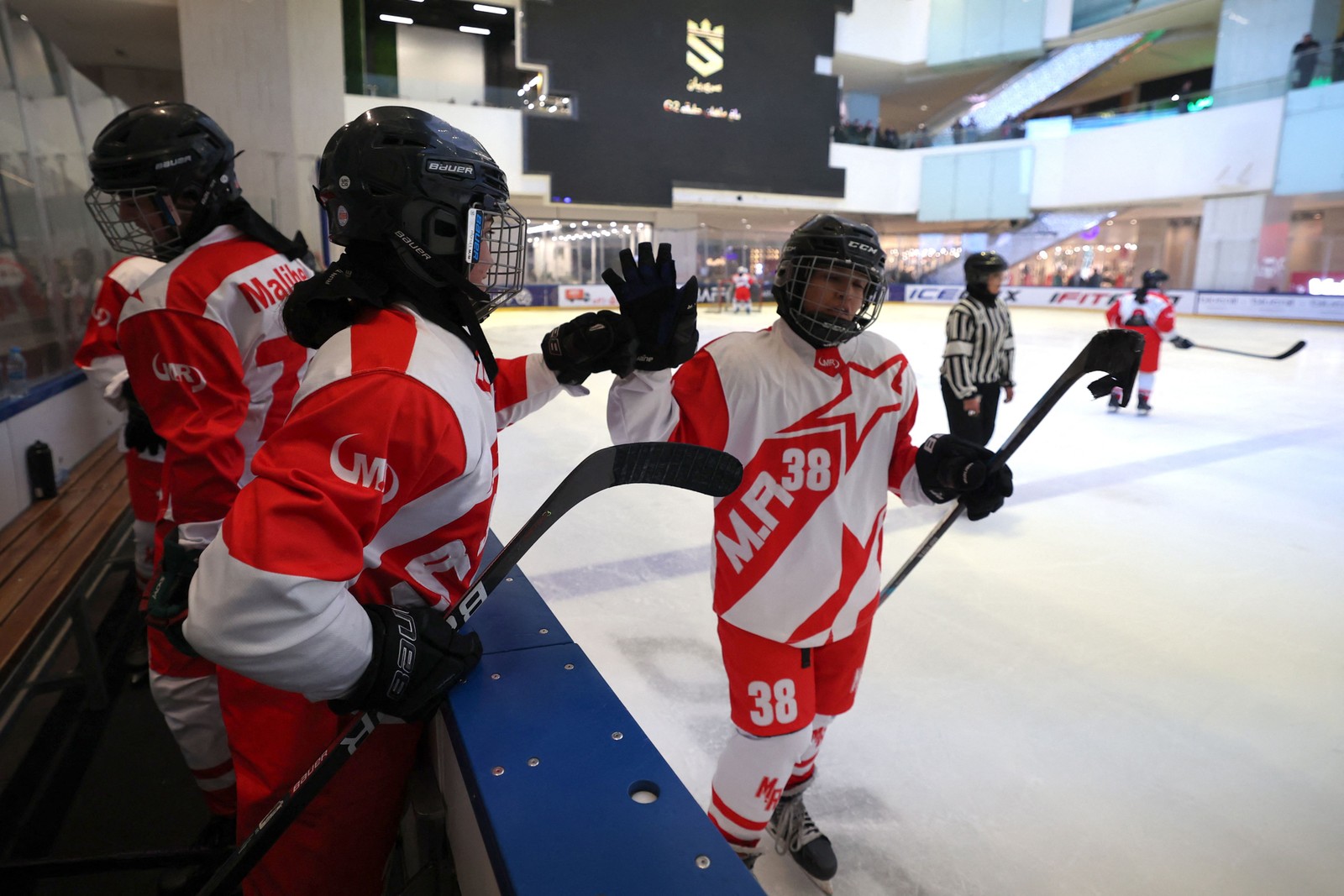 Apesar dos preconceitos e do peso da religião no Irã, atletas conseguiram se impor em um esporte muito masculino e tido como violento — Foto: Atta Kenare/AFP