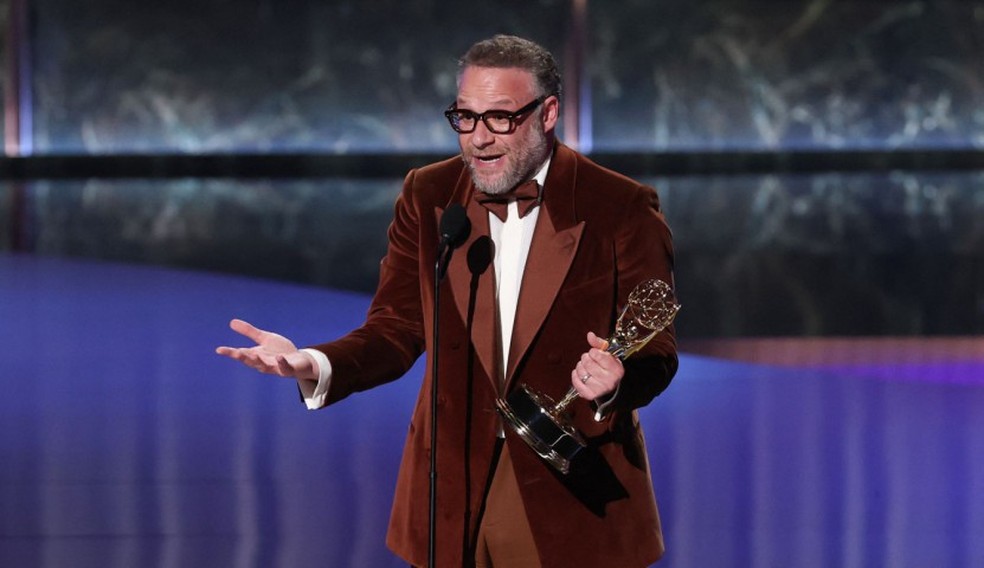 Seth Rogen, melhor ator de série de comédia por 'O estúdio' — Foto: Valerie MACON / AFP