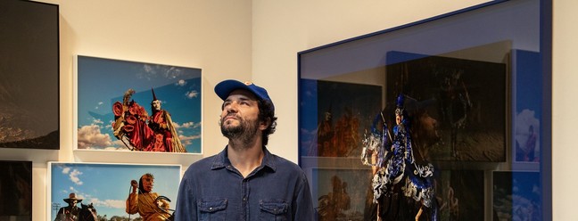 Fernando Young na exposição 'Curucucu divino', na Galeria da Gávea — Foto: Ana Branco