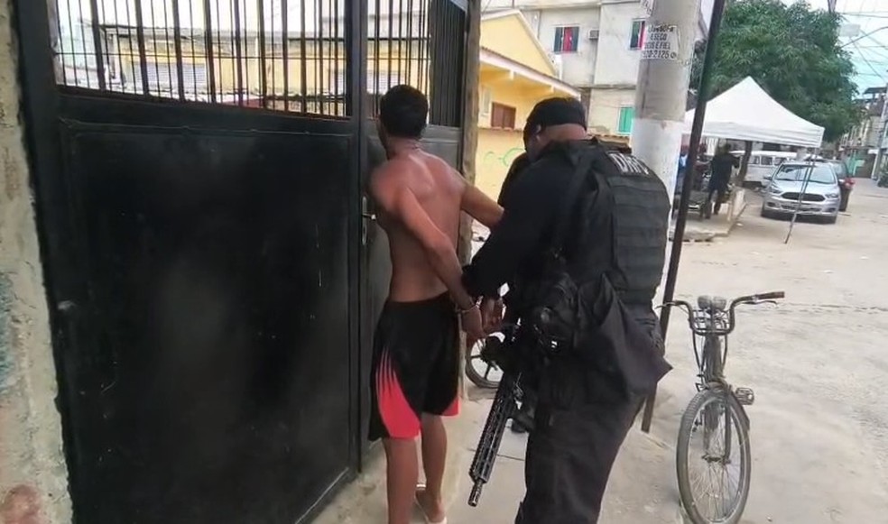Lucas Gabriel Costa Ferreira, de 19 anos, sendo algemado pela polícia — Foto: Reprodução