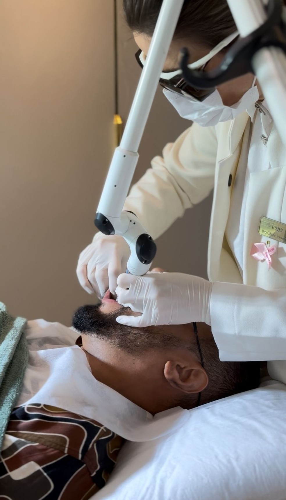 Durante o procedimento, o influenciador passa pela aplicação do laser sob supervisão da dermatologista Cibele Tamietti — Foto: Divulgação Clínica Leger