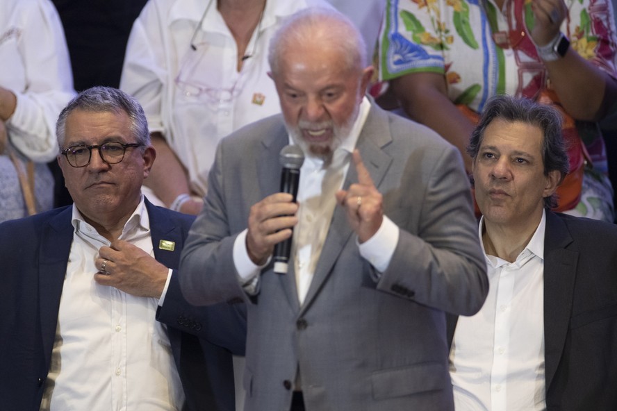 Diante dos ministros Alexandre Padilha e Fernando Haddad, Lula discursa no evento de filiação de Marta Suplicy ao PT
