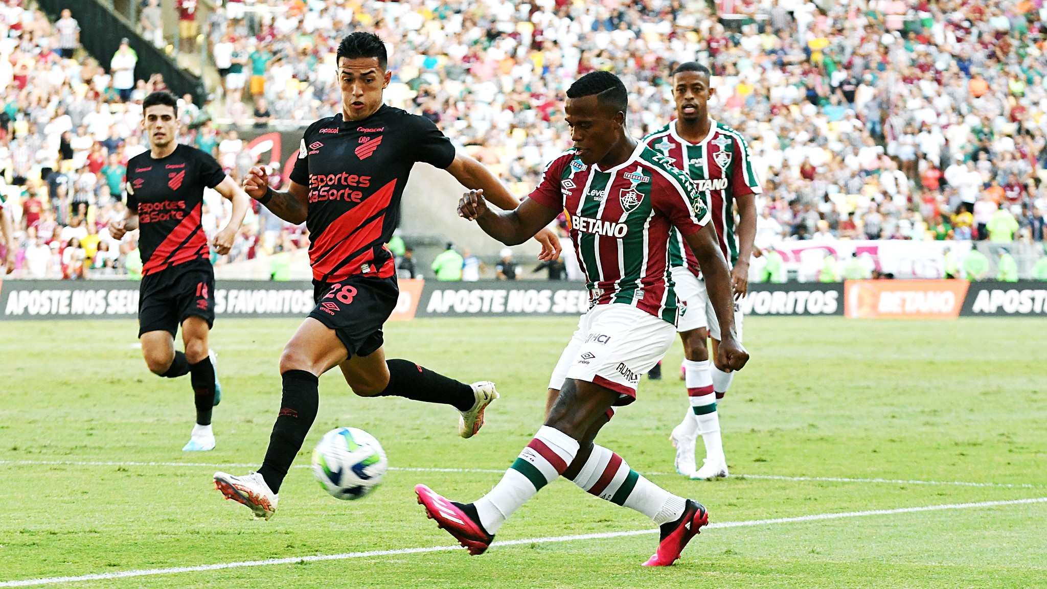 CBF define data para jogo atrasado entre Fluminense e Athletico-PR pelo Brasileirão