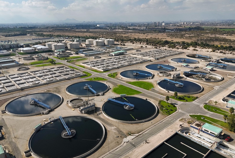 Vista aérea de uma estação de tratamento de águas residuais, conhecida como biofábrica, onde as águas do rio Mapocho são tratadas em Santiago — Foto: Franco Fafasuli / AFP
