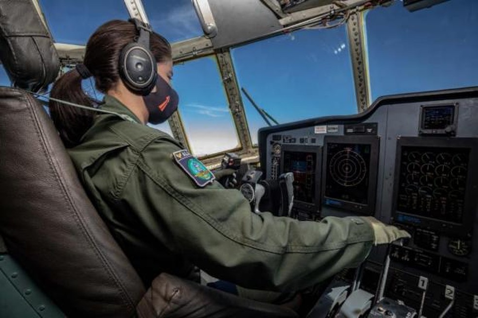 Em 2012, Joyce fez história ao se tornar a primeira aviadora brasileira habilitada a pilotar o C-130 Hercules — Foto: Divulgação/FAB