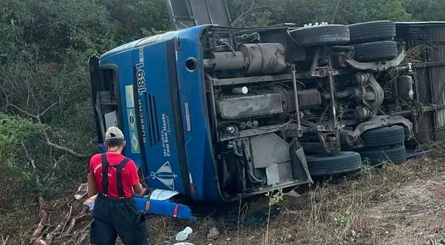 Motorista de ônibus que levava equipe de basquete disse que cochilou e depois culpou pista por acidente que matou sete jovens no Ceará