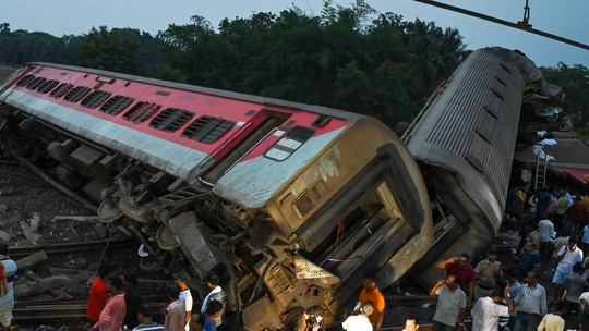 Circulação dos trens é retomada na Índia 51 horas após acidente que matou quase 300 pessoas 
