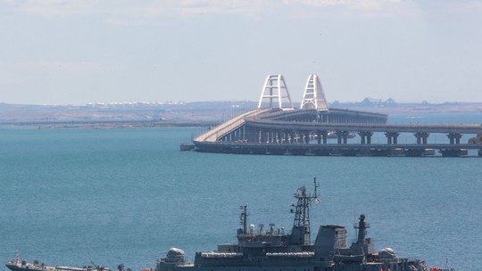 QG da frota russa pega fogo após ataque ucraniano na Crimeia, que é alvo de ciberataque 'sem precedentes'