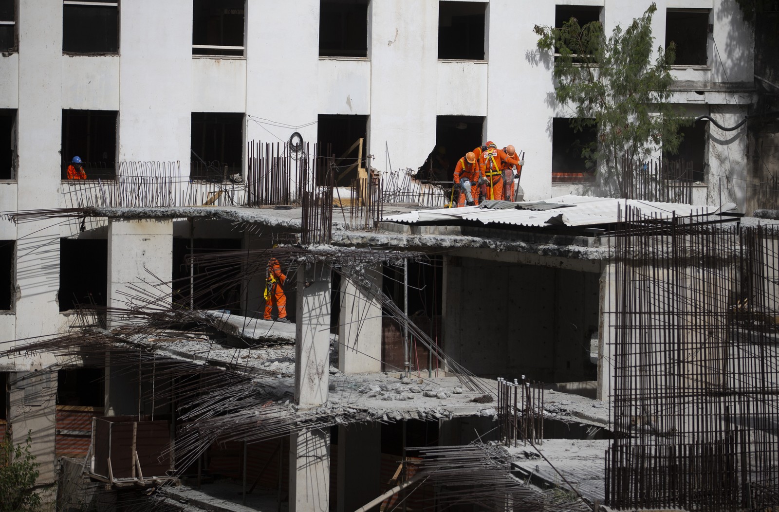 No pico da obra, cerca de 500 operários estarão trabalhando na construção do novo residencial de luxo do Rio — Foto: Marcia Foletto / Agência O Globo