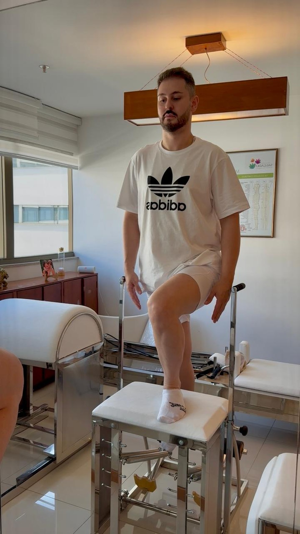 O produtor Carlos Marão começou o pilates há seis meses e diz que dores nos joelhos e na coluna desapareceram — Foto: Arquivo pessoal