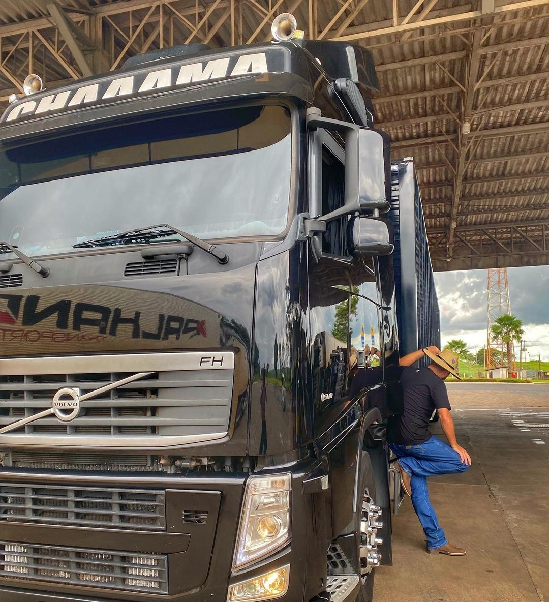 Conheça os caminhões do sertanejo Zé Neto — Foto: Reprodução Instagram