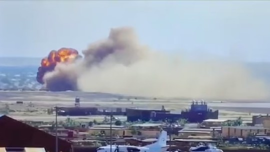 Vídeo mostra momento em que avião soviético explode ao pousar no Mali; assista