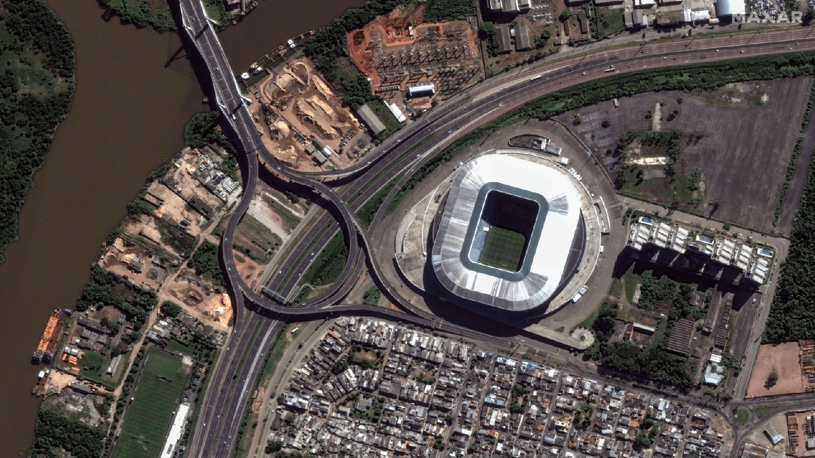 Animação mostra entorno da Arena do Grêmio, em Porto Alegre, completamente tomado pelas águas — Foto: Imagem de satélite ©2024 Maxar Technologies / AFP