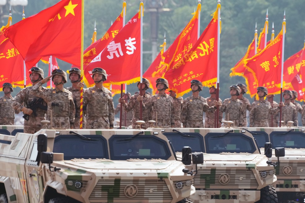 Membros do Exército de Libertação Popular durante a parada militar que marca os 80 anos da derrota do Japão na Segunda Guerra Mundial, em Pequim, China, em 3 de setembro de 2025 — Foto: Qilai Shen / Bloomberg