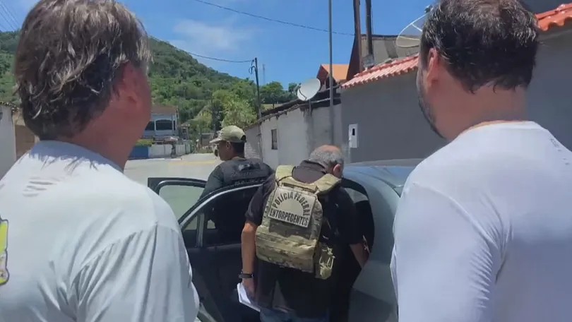 Agentes da PF em frente à casa de Angra dos Reis onde estavam Jair e Carlos Bolsonaro — Foto: Reprodução/GloboNews