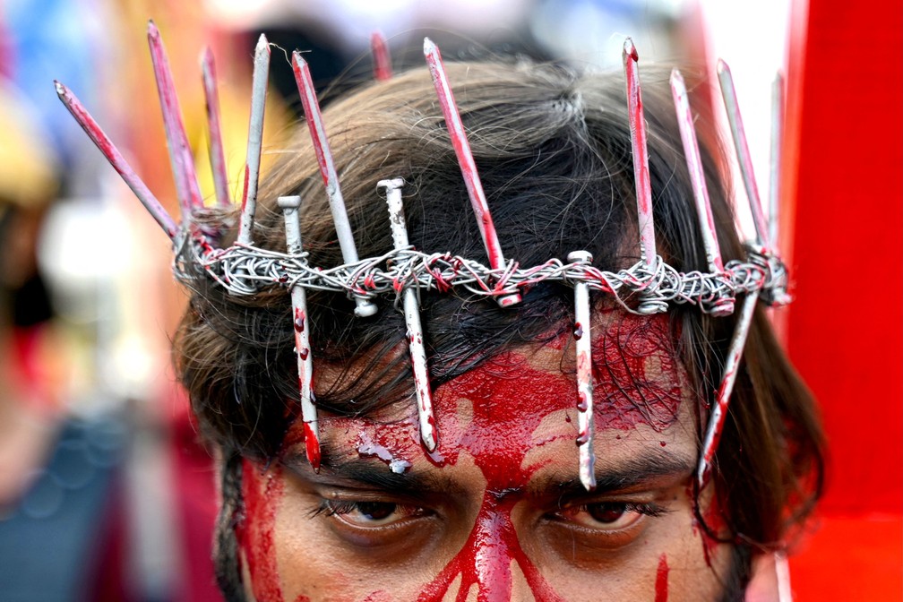 Detalhe dos olhos de homem que encena Jesus Cristo em procissão na cidade  de Chennai, na Índia — Foto: R. Satish BABU / AFP