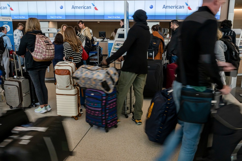 Apelo de secretário dos EUA à civilidade vai na contramão das deficiências óbvias das viagens aéreas modernas: aeroportos lotados, atrasos de voos, espaços apertados na cabine e serviço de bordo mínimo — Foto: Bloomberg