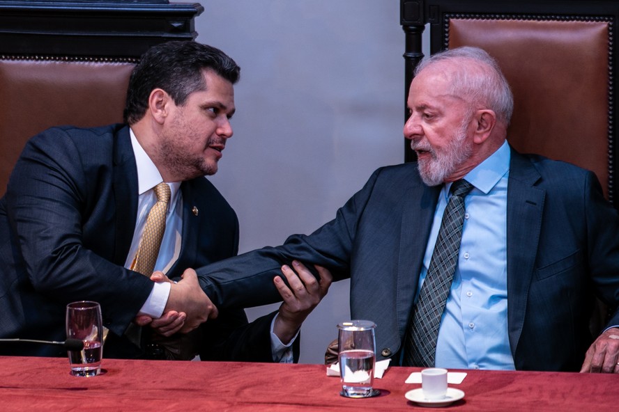 O presidente Luiz Inácio Lula da Silva e o dirigente do Senado Federal, Davi Alcolumbre (União Brasil-AP)