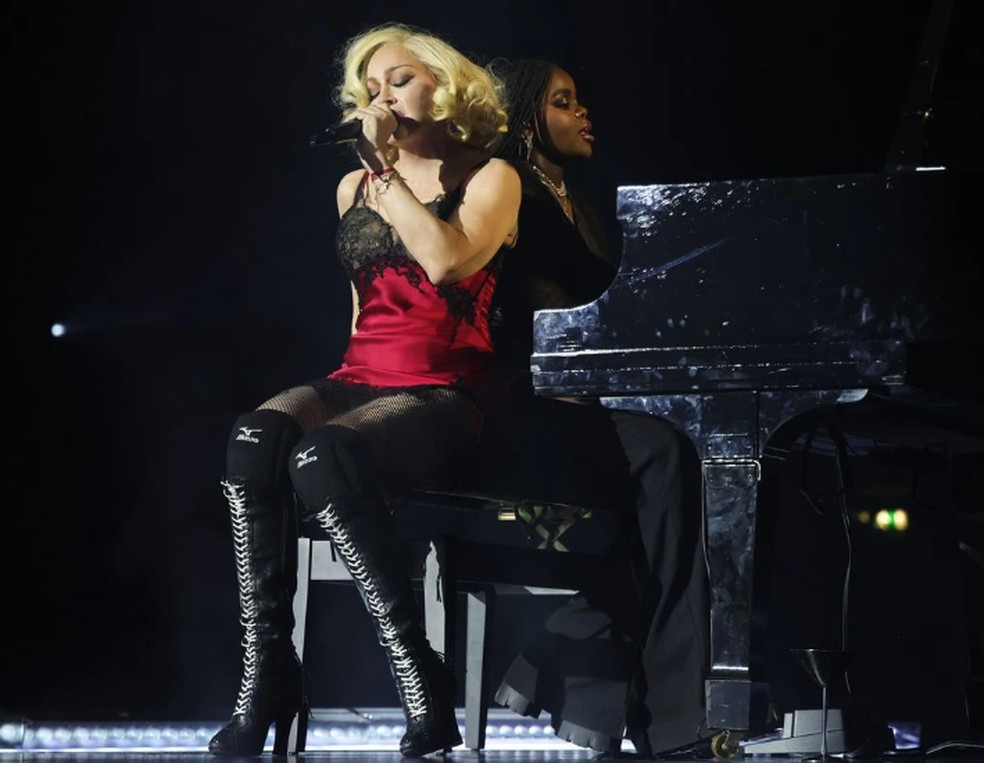 Mercy James acompanha Madonna ao piano — Foto: Reprodução Instagram